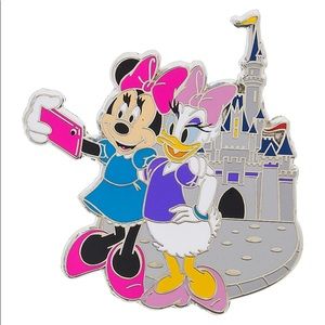 Minnie & Daisy Selfie Disney Trading Pin